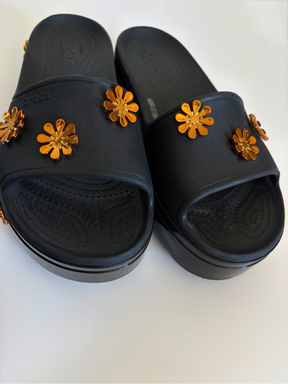 Crocs Crocband Metallic Bloom Platform Slides Gold Black Floral Charms Sz 9 Rare - Picture 12 of 16
